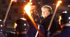 «Du Hast den Farfilm vergessen» en despedida de Ángela Merkel.