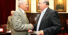 Voluntario Honorario Cristián Michell Rubio recibió premio por 50 años de servicios.